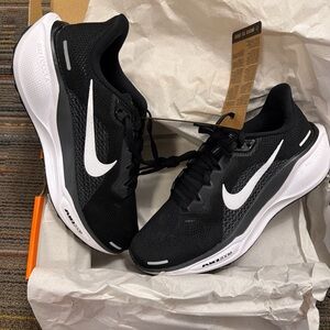 Nike women’s Black and White Athletic Shoes